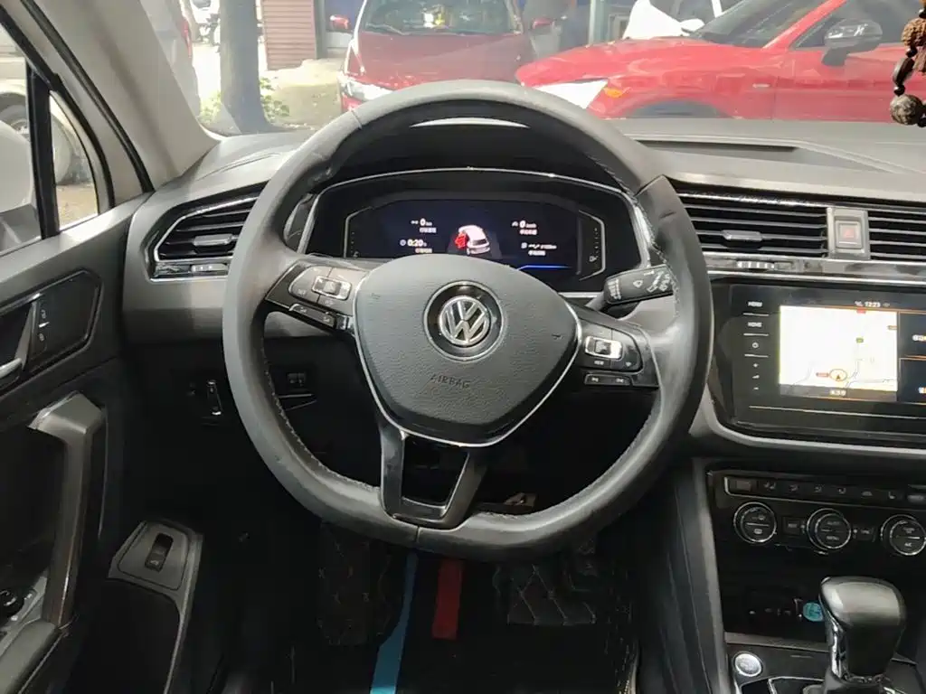 Volkswagen Tiguan L — фото 11