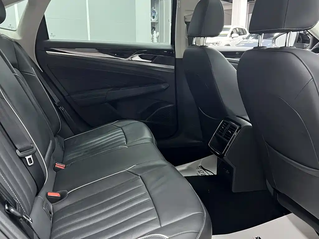 Volkswagen Passat — фото 14