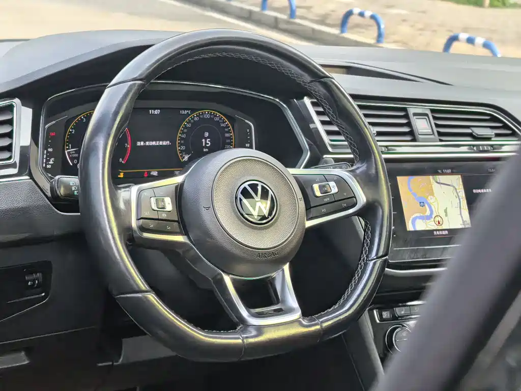 Volkswagen Tiguan L — фото 10