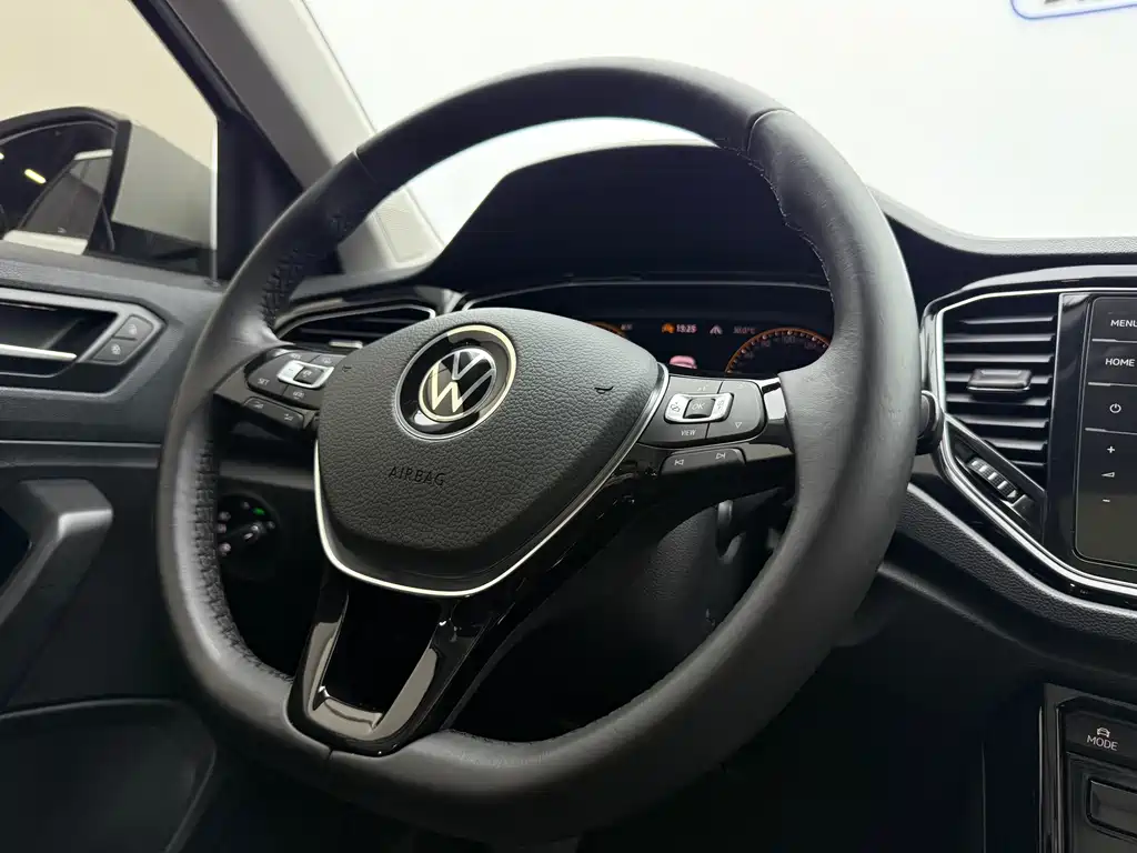 Volkswagen T-Roc — фото 16