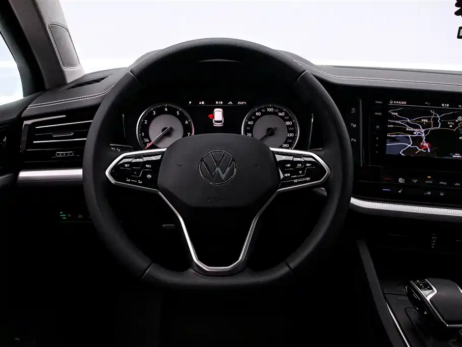Volkswagen Touareg — фото 7