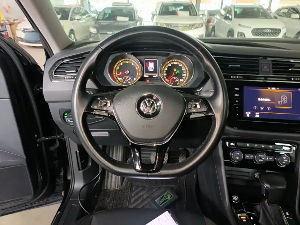 Volkswagen Tiguan L — фото 7