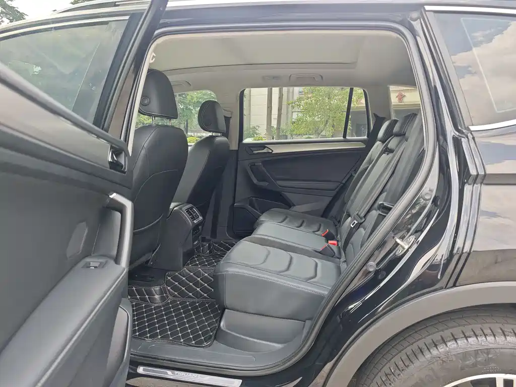 Volkswagen Tiguan L — фото 13