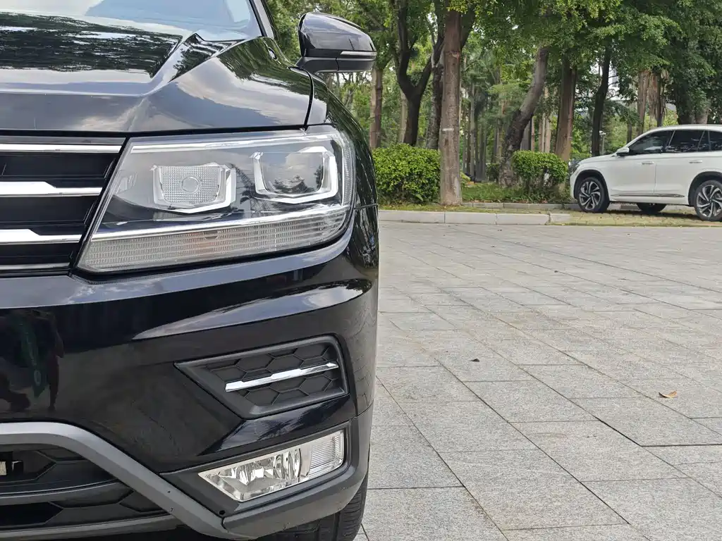 Volkswagen Tiguan L — фото 8