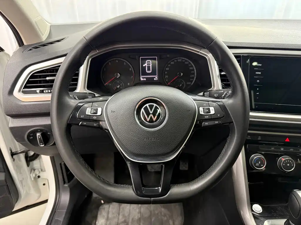 Volkswagen T-Roc — фото 13