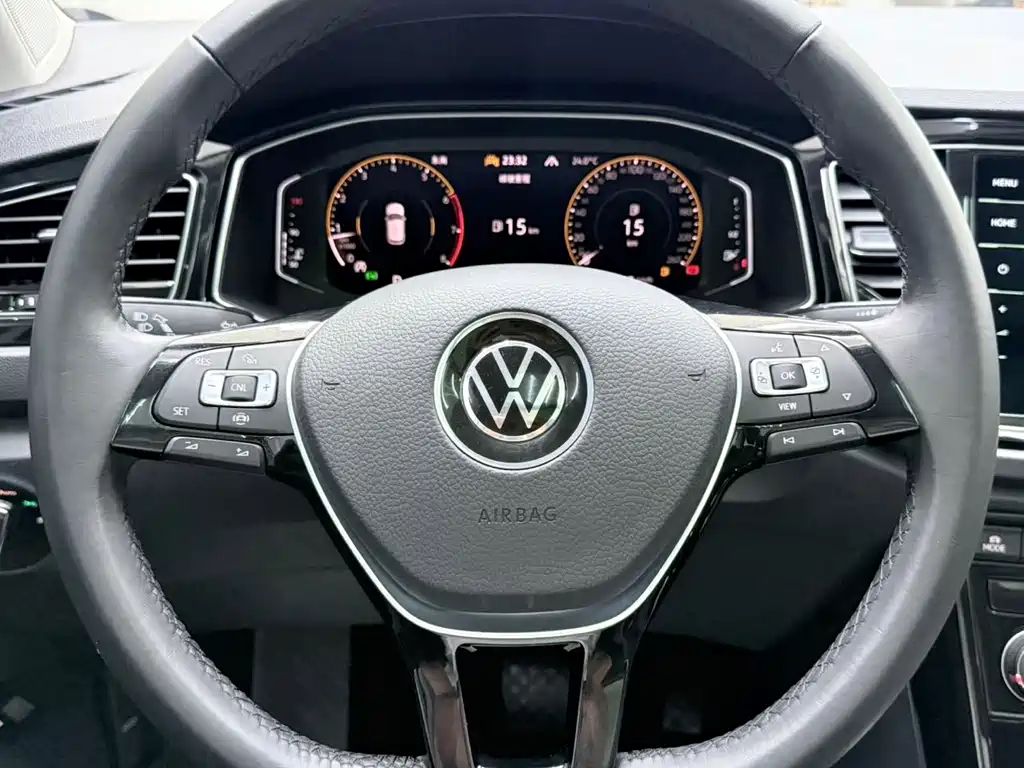 Volkswagen T-Roc — фото 13