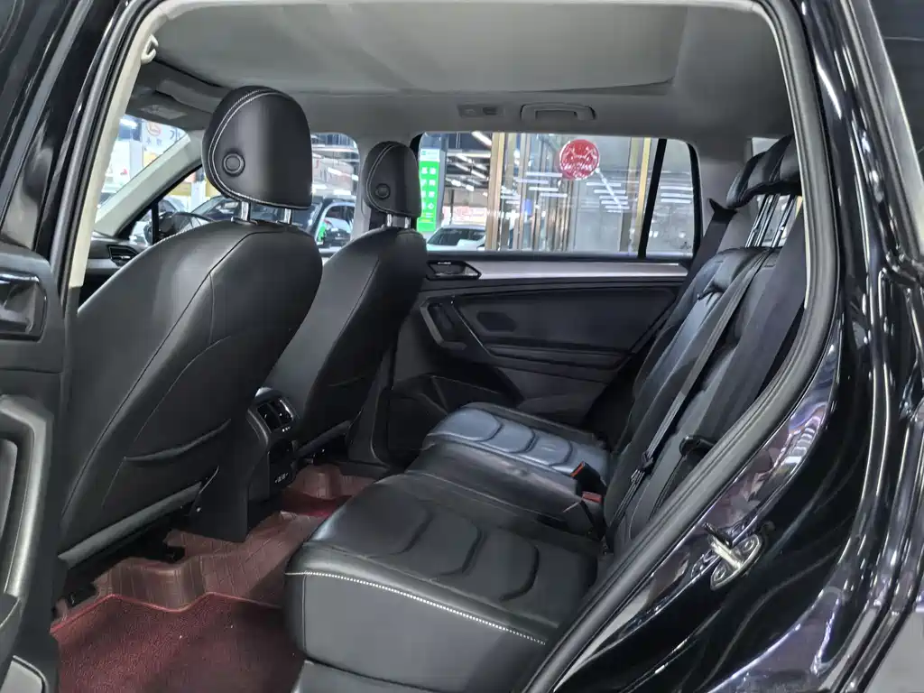 Volkswagen Tiguan L — фото 10
