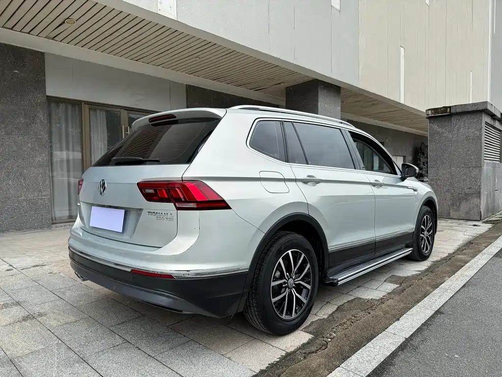 Volkswagen Tiguan L — фото 8