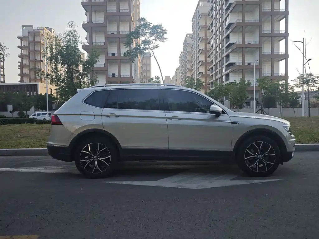 Volkswagen Tiguan L — фото 8