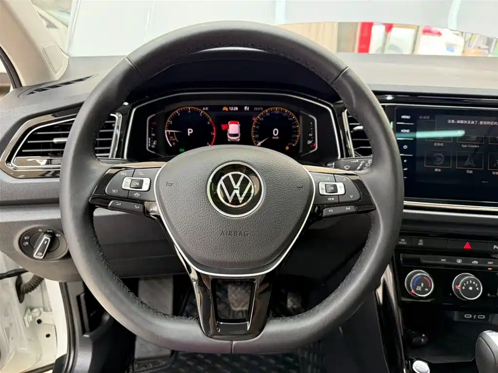 Volkswagen T-Roc — фото 11