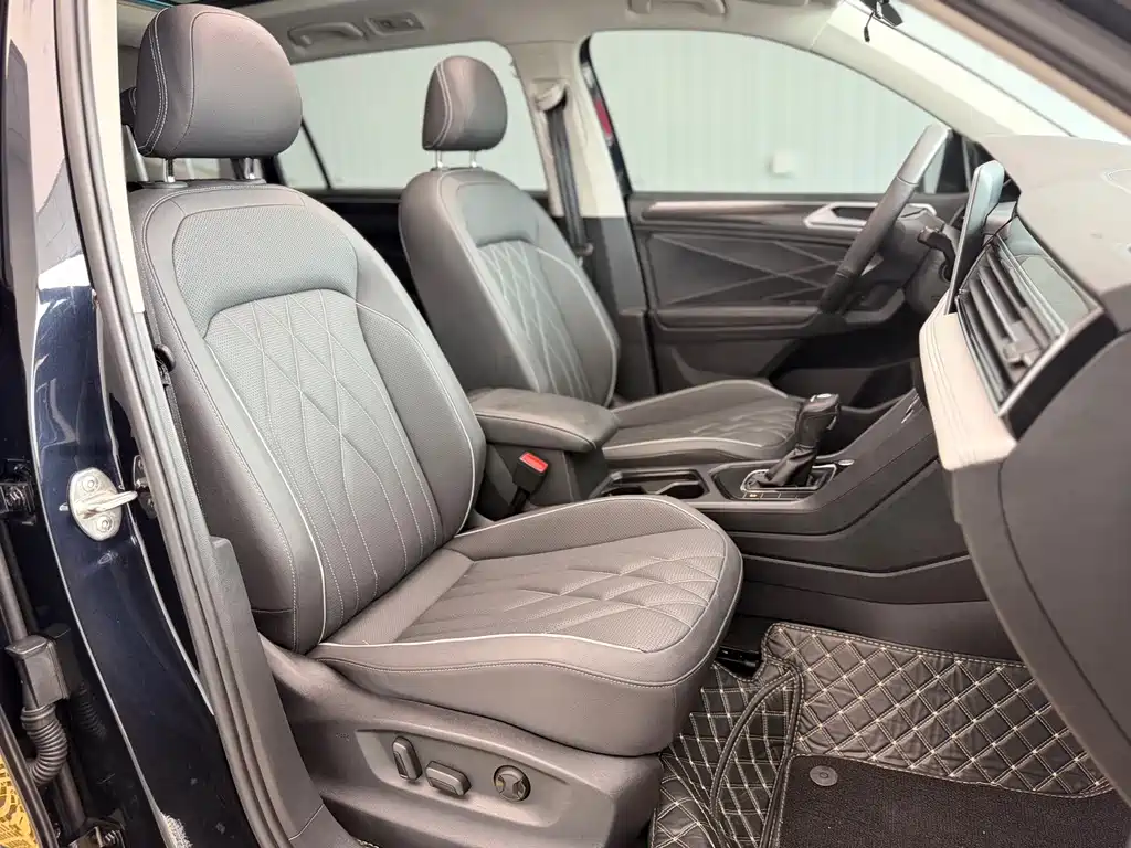 Volkswagen Tiguan L — фото 17