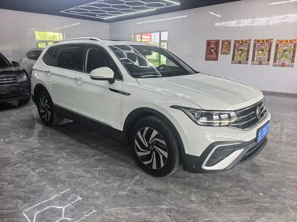 Volkswagen Tiguan L — фото 2
