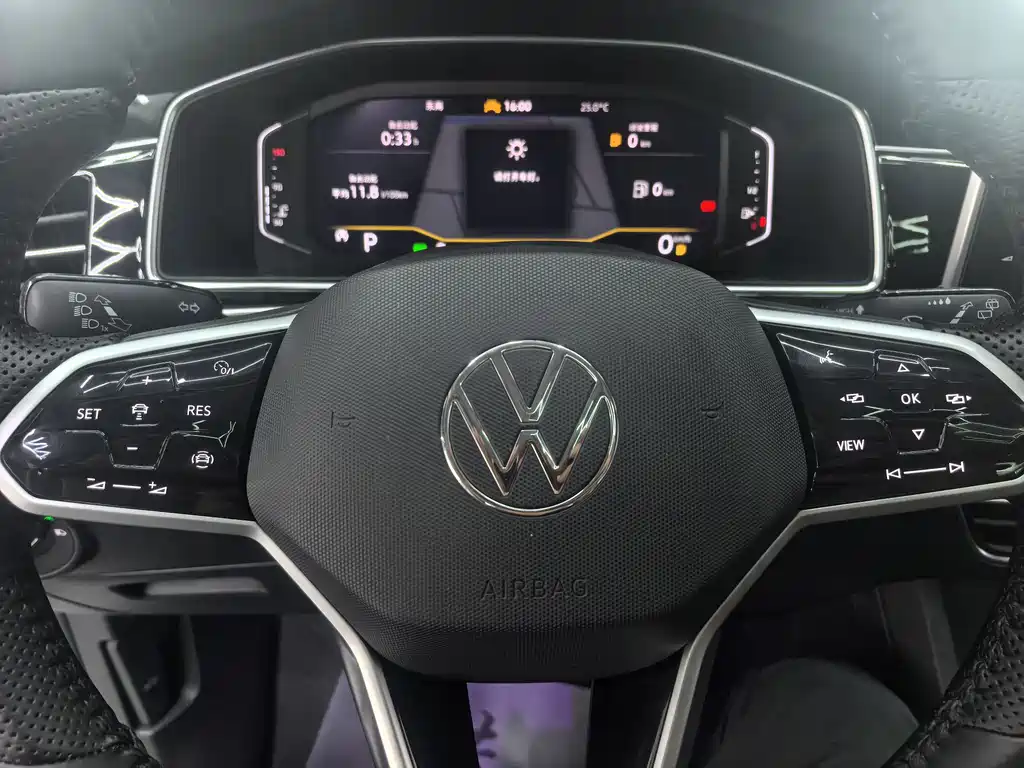 Volkswagen Tiguan L — фото 21