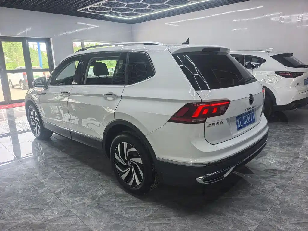 Volkswagen Tiguan L — фото 4