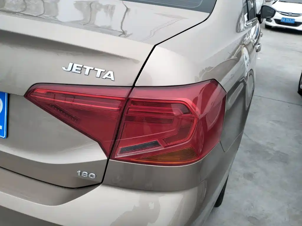 Volkswagen Jetta — фото 24