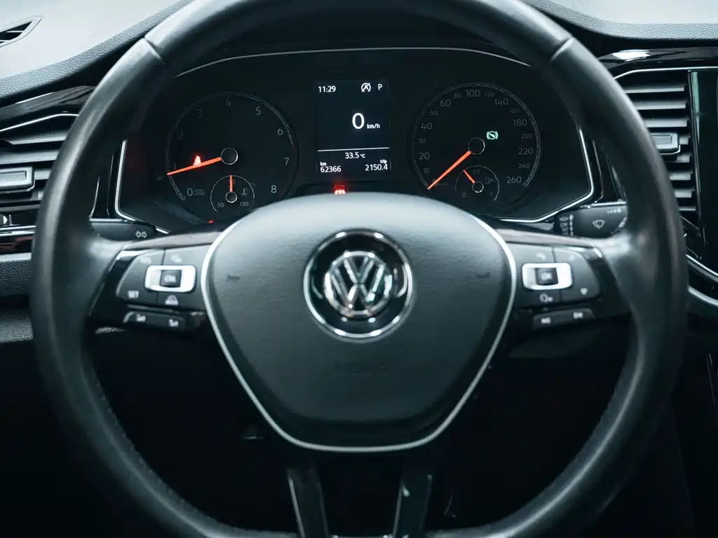 Volkswagen T-Roc — фото 13