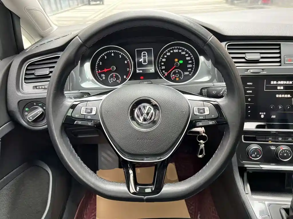 Volkswagen Golf — фото 11
