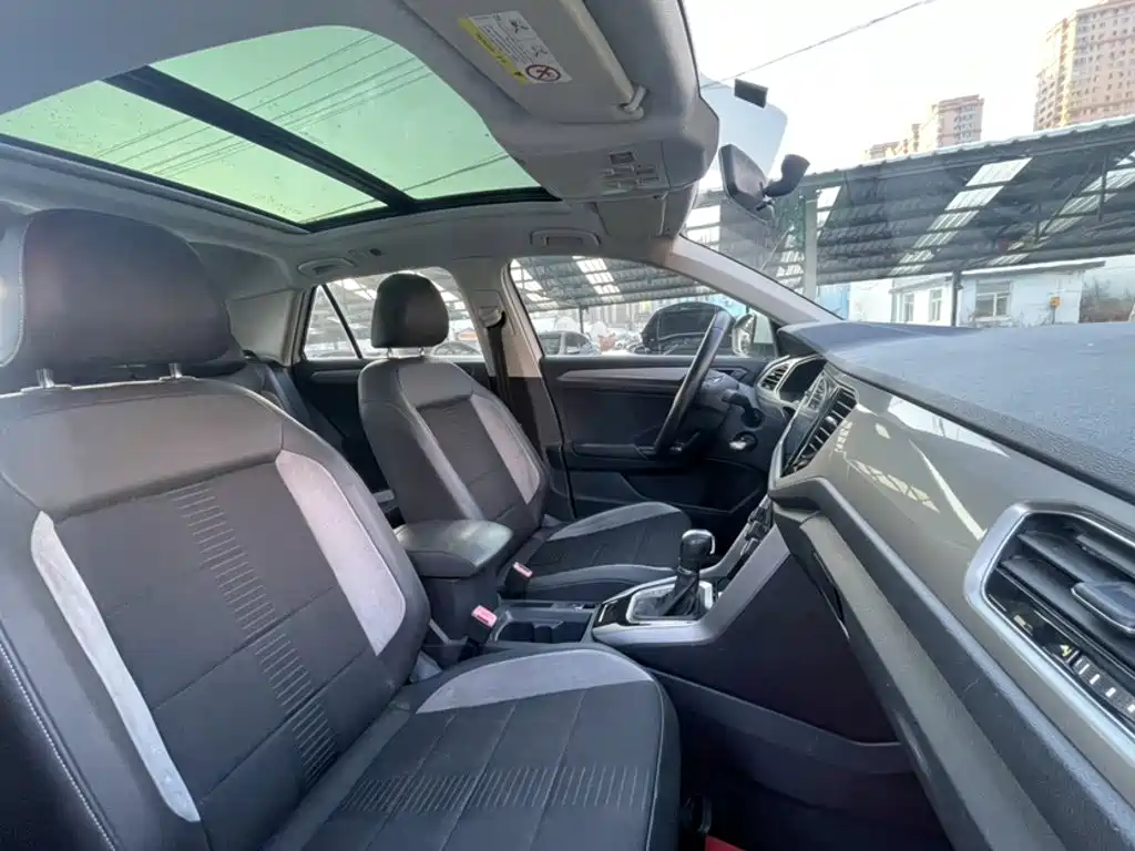 Volkswagen T-Roc — фото 15
