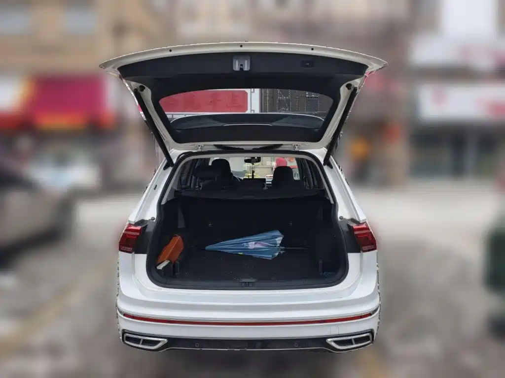Volkswagen Tiguan L — фото 10