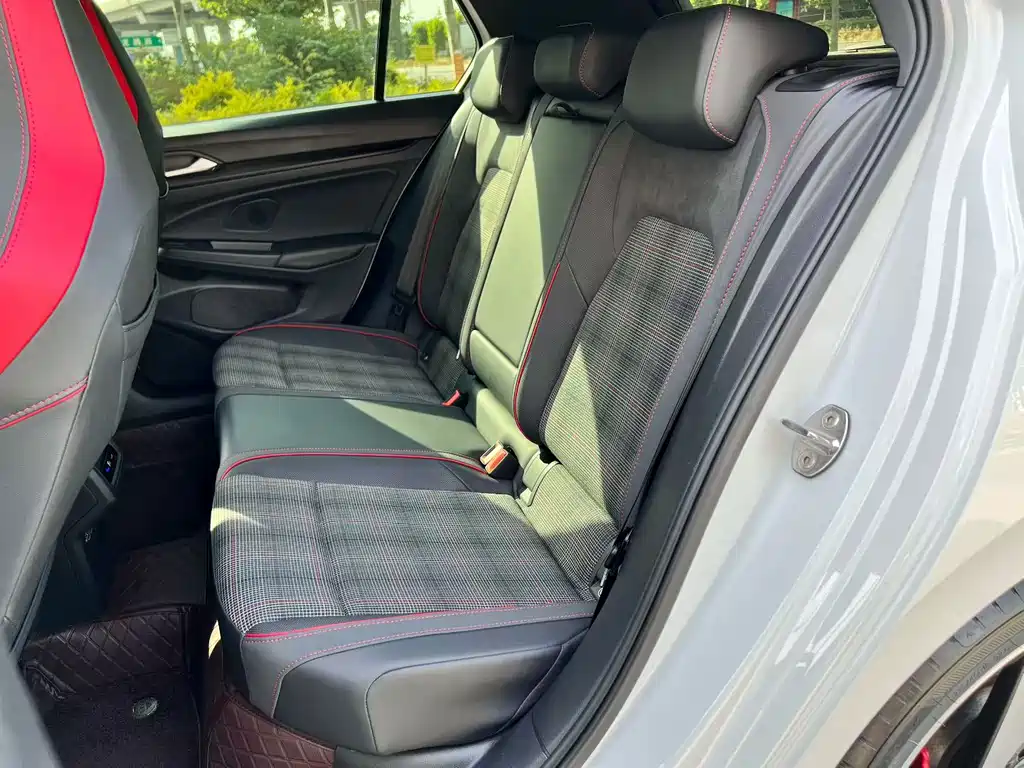Volkswagen Golf GTI — фото 6