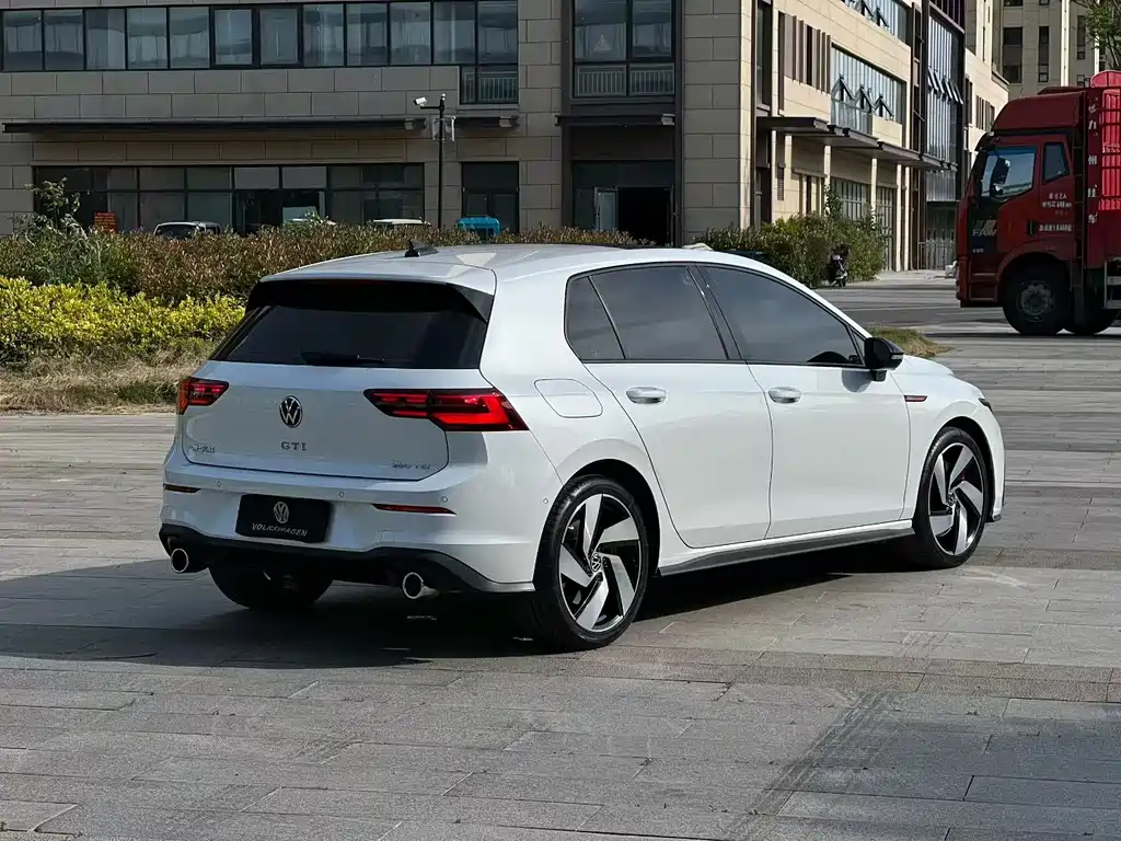 Volkswagen Golf GTI — фото 9
