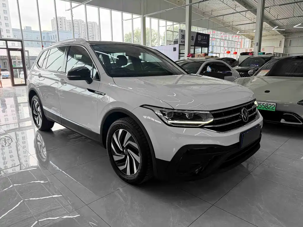 Volkswagen Tiguan L — фото 3