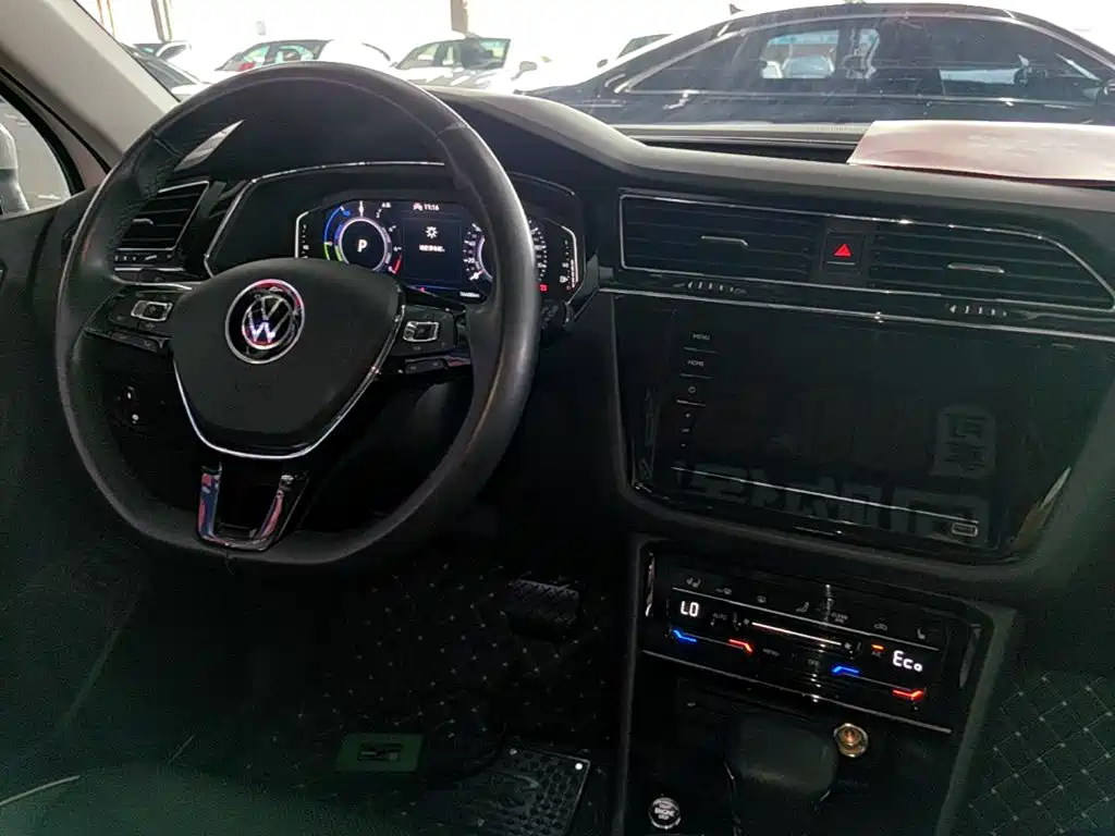Volkswagen Tiguan L PHEV — фото 10