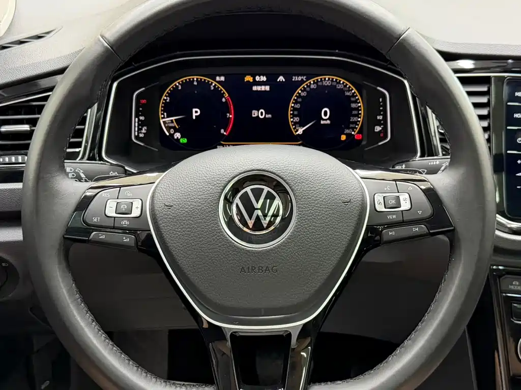 Volkswagen T-Roc — фото 17