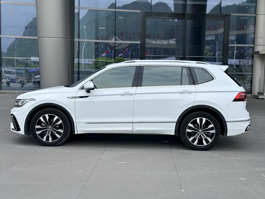 Volkswagen Tiguan L — фото 4