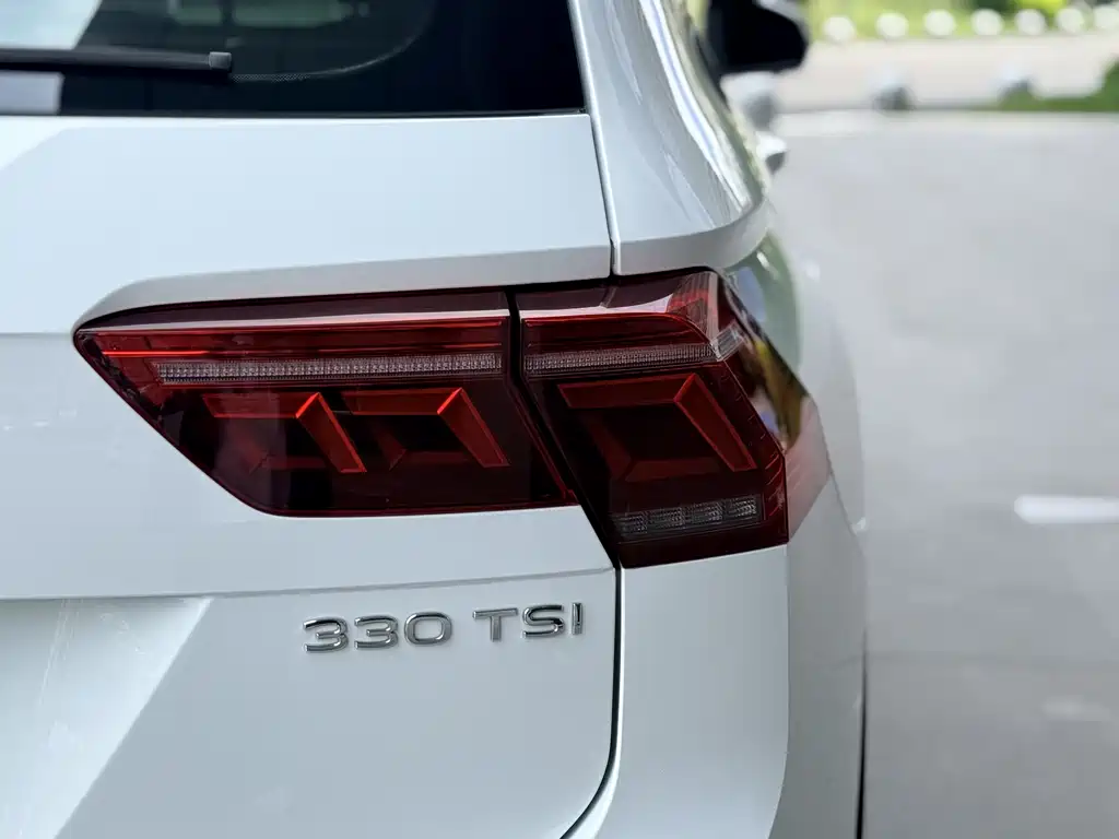 Volkswagen Tiguan L — фото 9