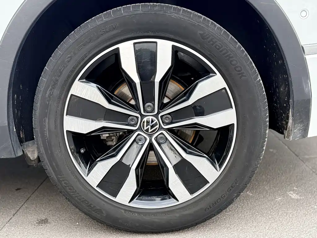 Volkswagen Tiguan L — фото 10