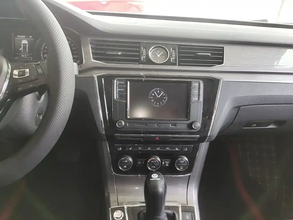 Volkswagen Passat — фото 13