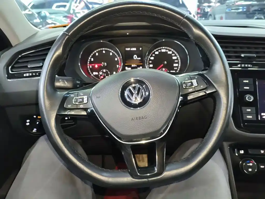 Volkswagen Tiguan L — фото 11
