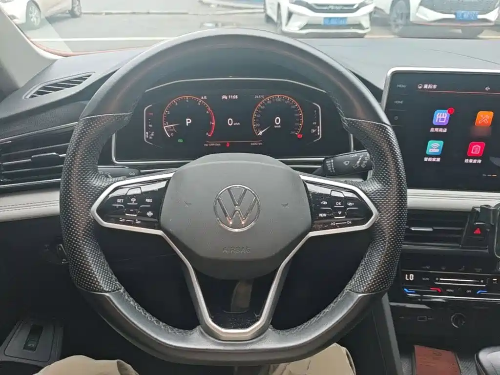 Volkswagen Tiguan L — фото 11
