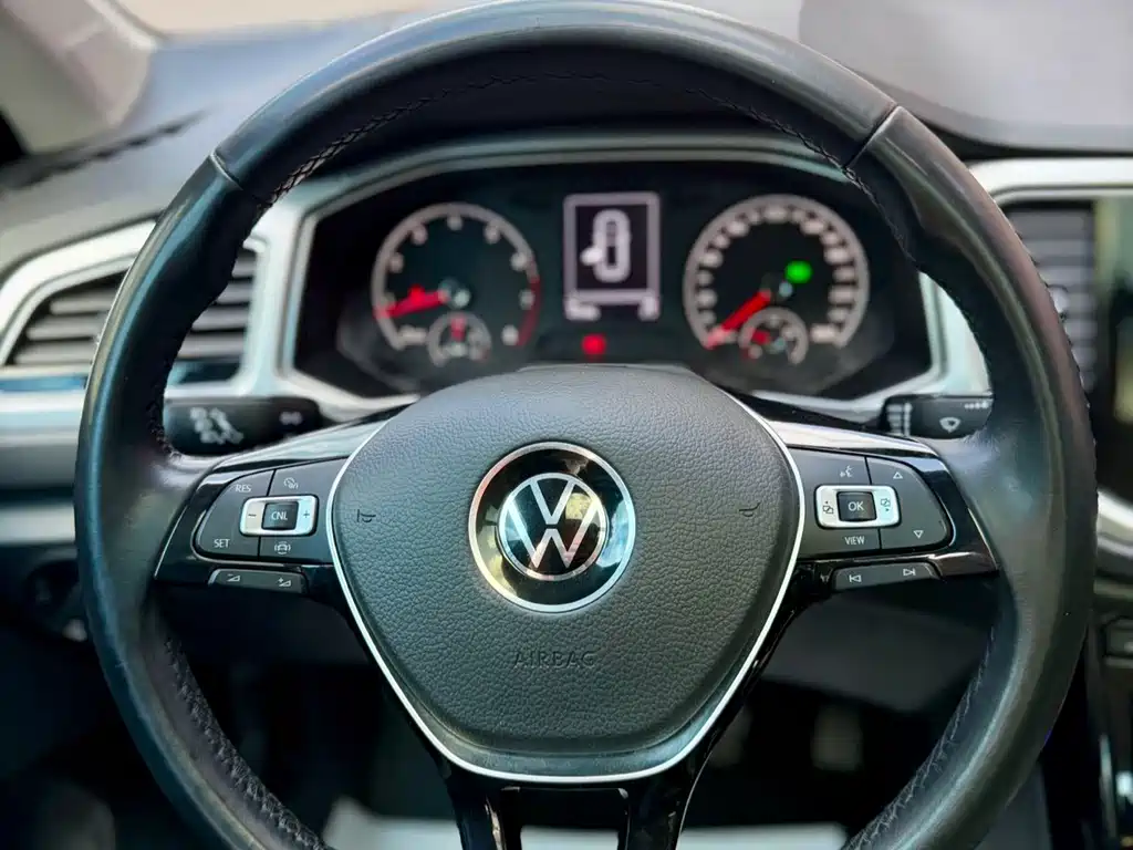Volkswagen T-Roc — фото 20