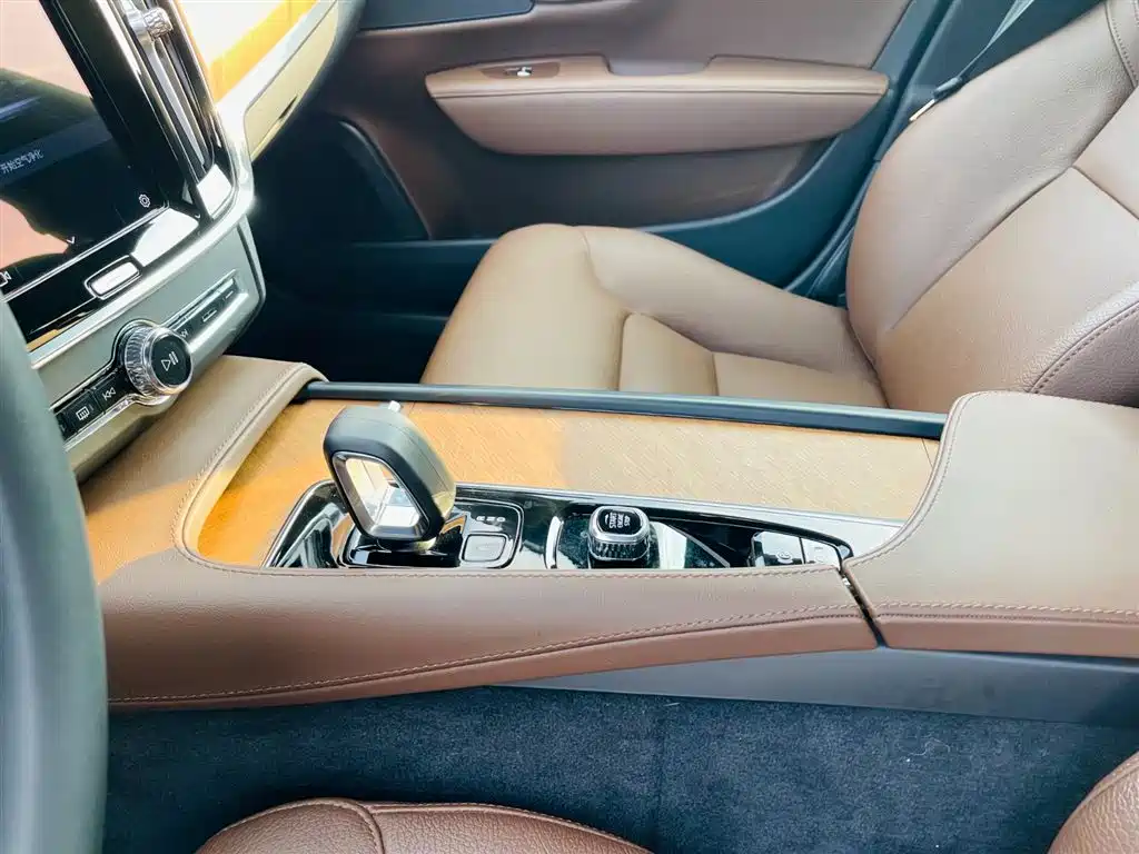 Volvo S90 — фото 23