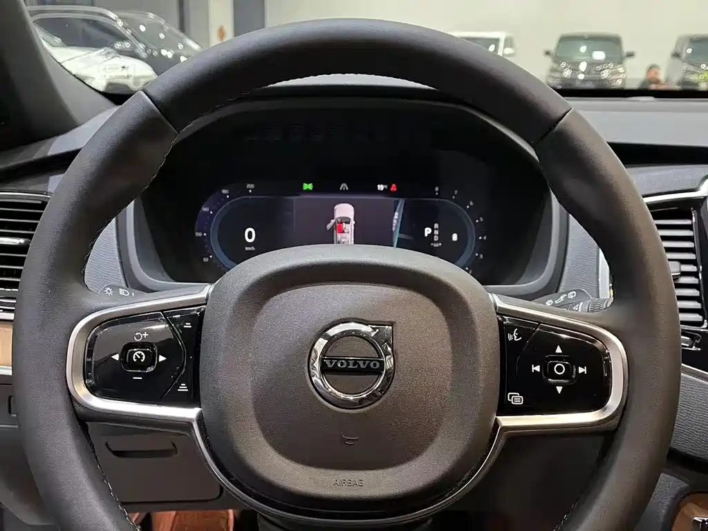 Volvo XC90 — фото 10