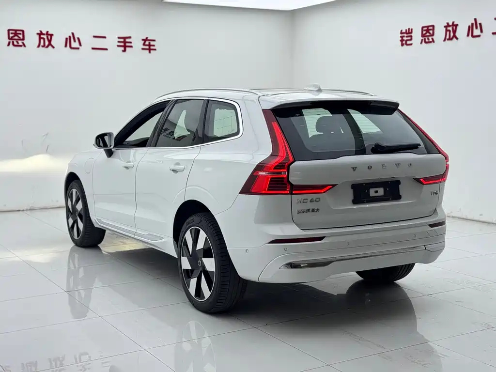 Volvo XC60 PHEV — фото 13