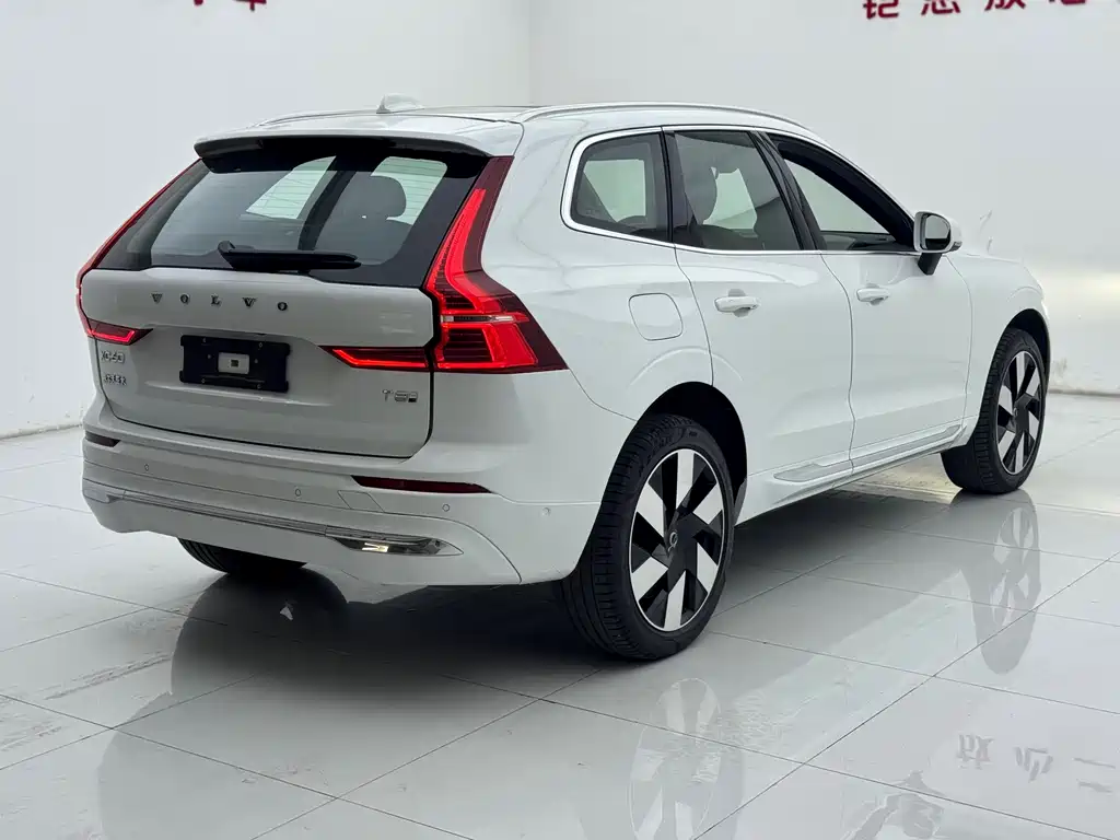 Volvo XC60 PHEV — фото 14
