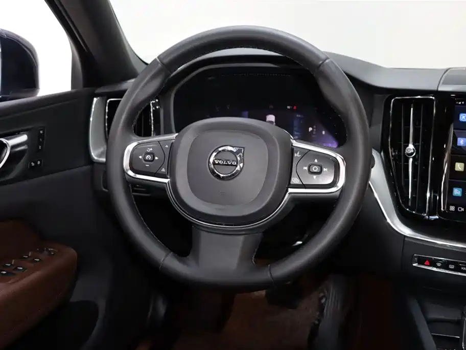 Volvo XC60 — фото 13