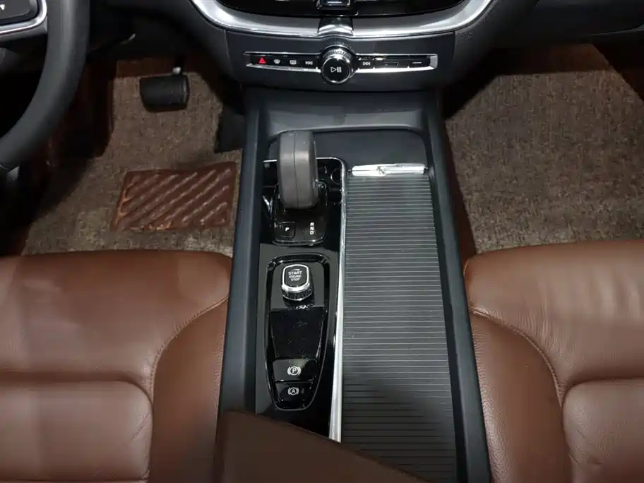 Volvo XC60 — фото 15