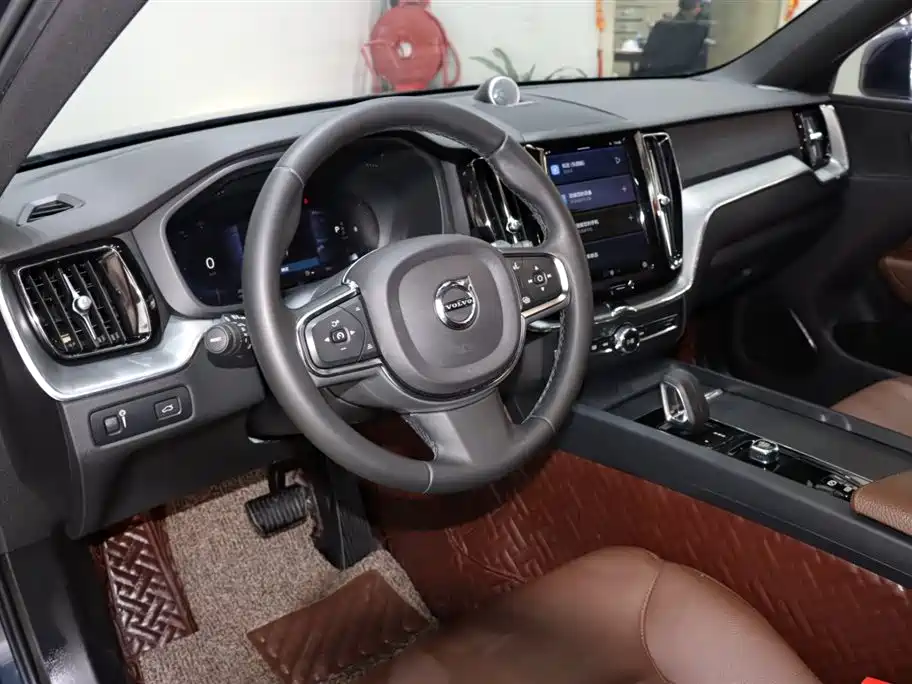 Volvo XC60 — фото 10