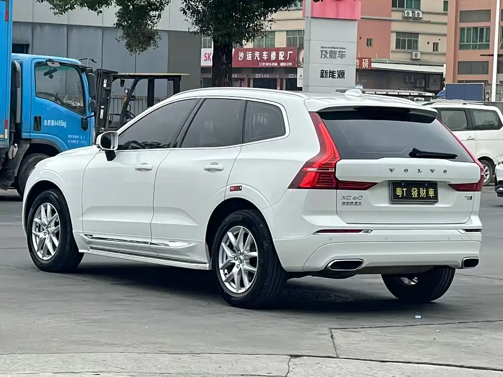 Volvo XC60 — фото 7