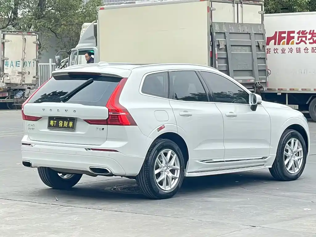 Volvo XC60 — фото 9