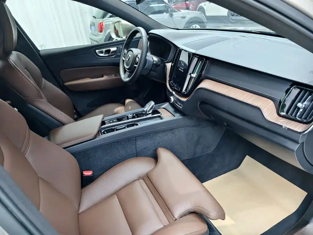 Volvo XC60 — фото 11