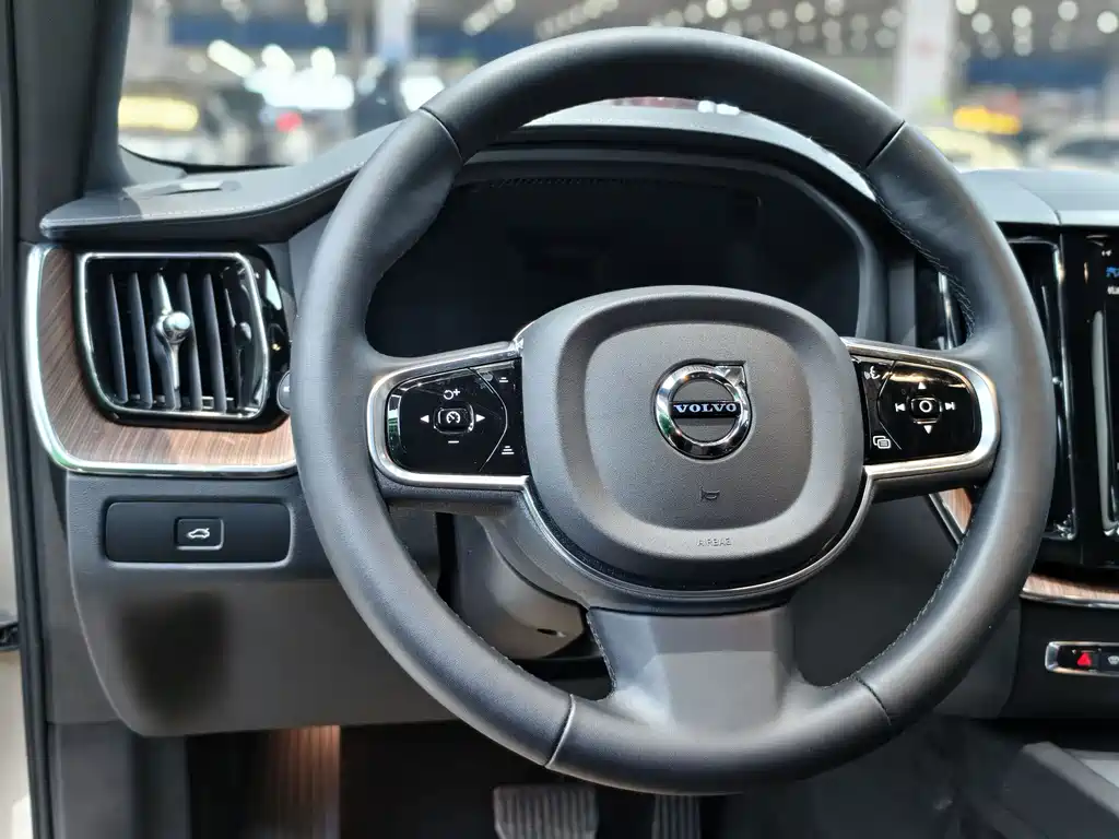 Volvo XC60 — фото 9