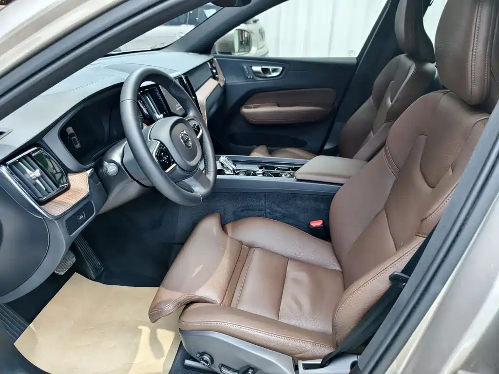 Volvo XC60 — фото 10