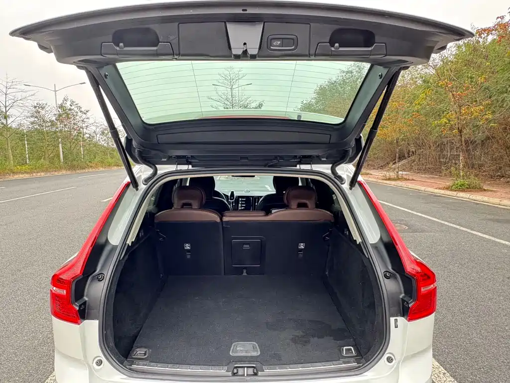 Volvo XC60 — фото 11
