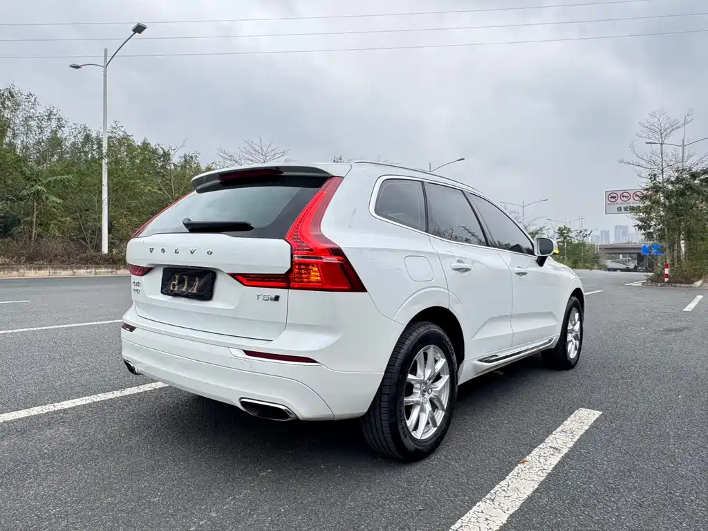 Volvo XC60 — фото 14