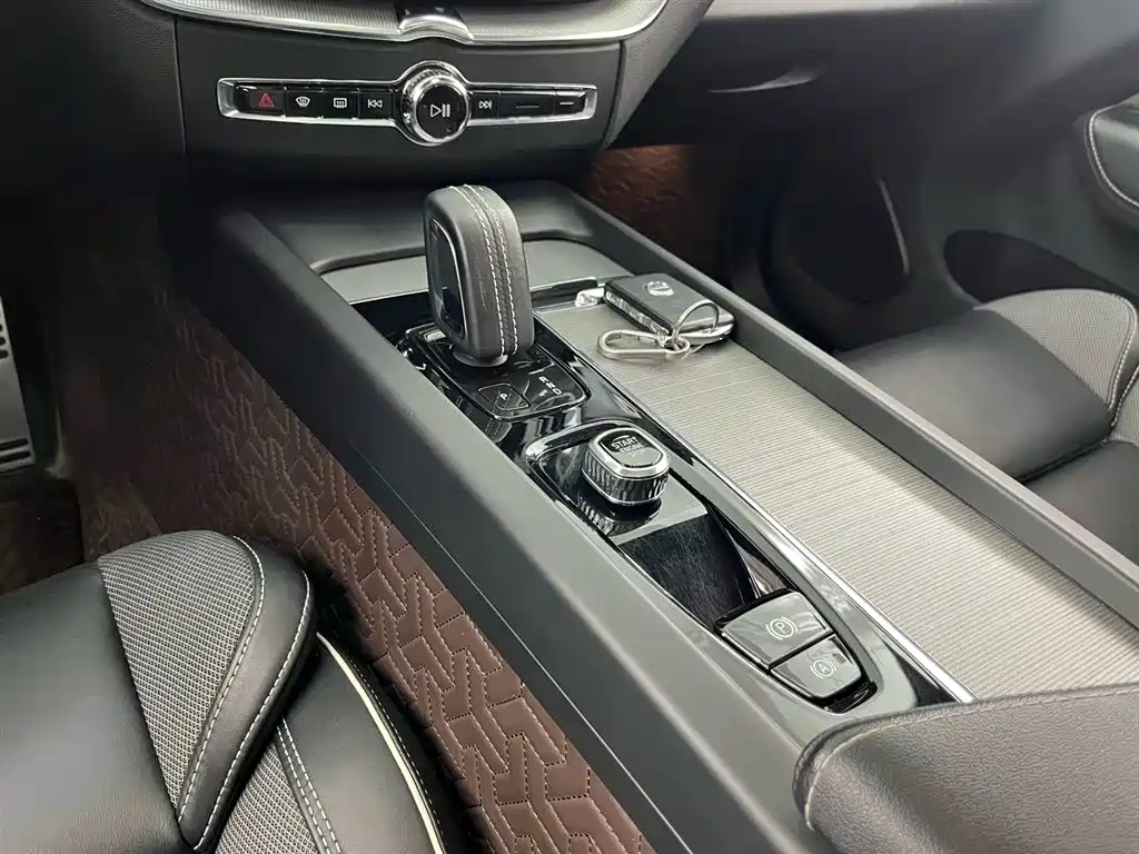 Volvo XC60 — фото 9